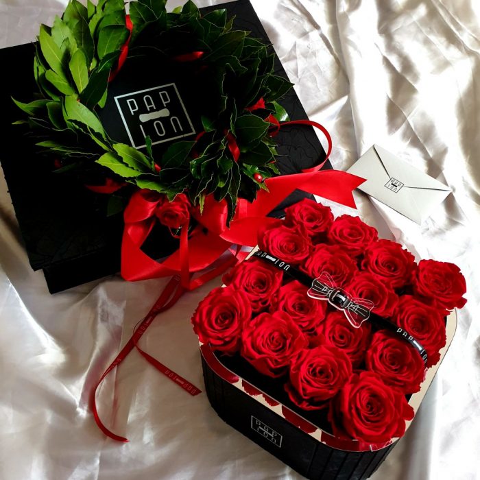 Flowerbox con rose rosse stabilizzate + scrigno + corona di alloro