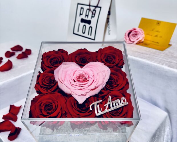 luxury love flowerbox in plexiglass con rose rosse e cuore rosa stabilizzate