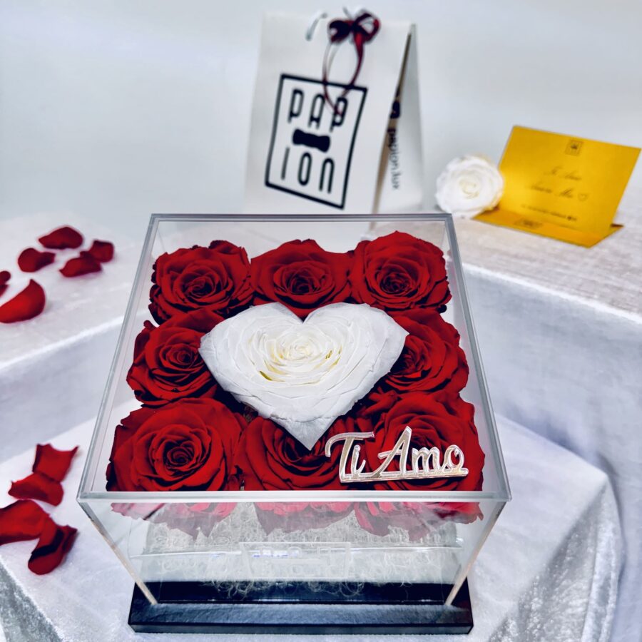 luxury love flowerbox in plexiglass con rose rosse e cuore bianco stabilizzate