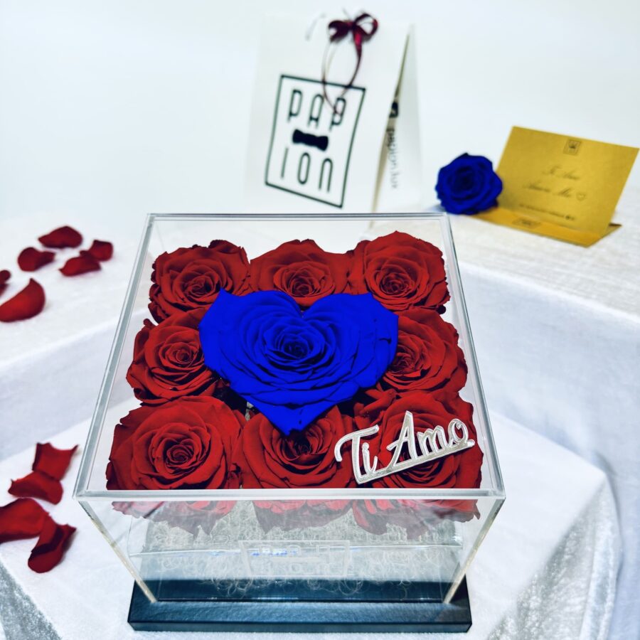luxury love flowerbox in plexiglass con rose rosse e cuore blu stabilizzate