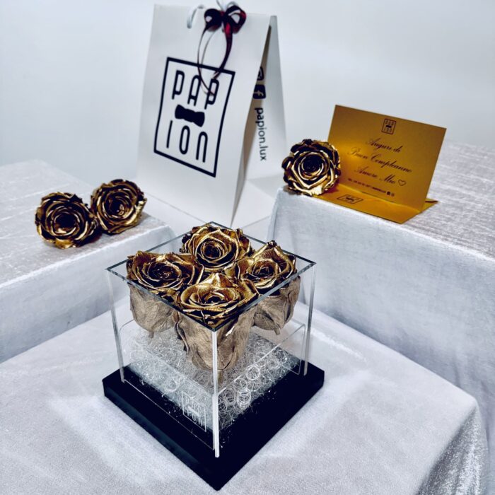 deluxe flowerbox in plexiglass con quattro rose oro stabilizzate