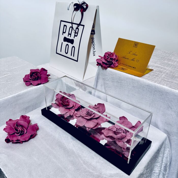 tris flowerbox in plexiglass con tre gardenie rosa stabilizzate