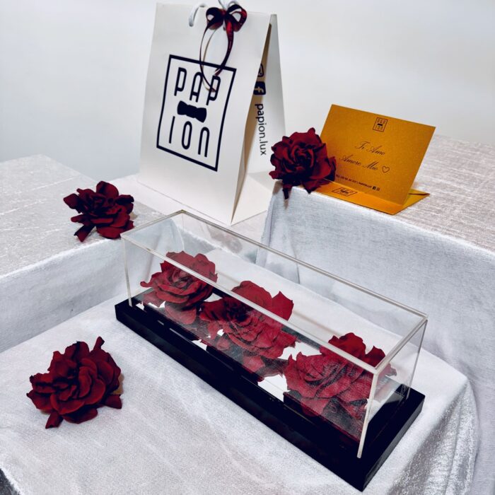 tris flowerbox in plexiglass con tre gardenie rosse stabilizzate