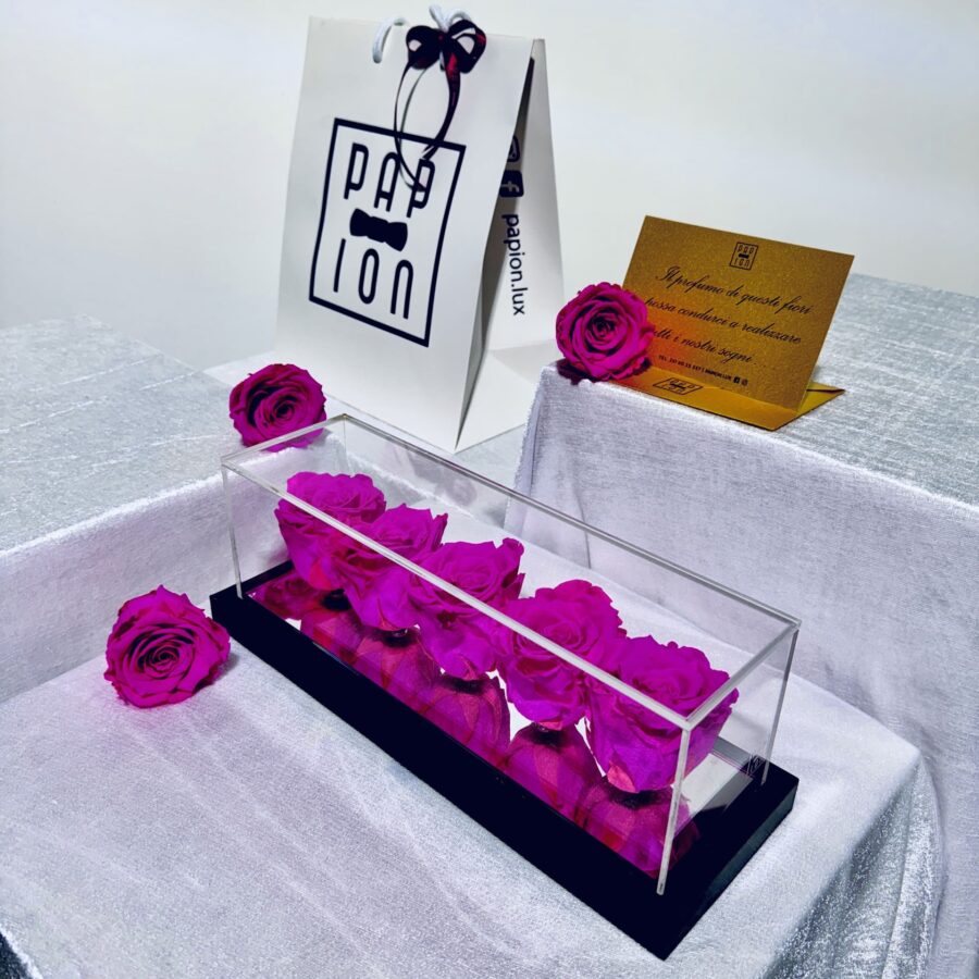 five roses flowerbox in plexiglass con cinque rose fucsia stabilizzate