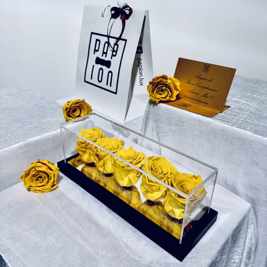 five roses flowerbox in plexiglass con cinque rose gialle stabilizzate