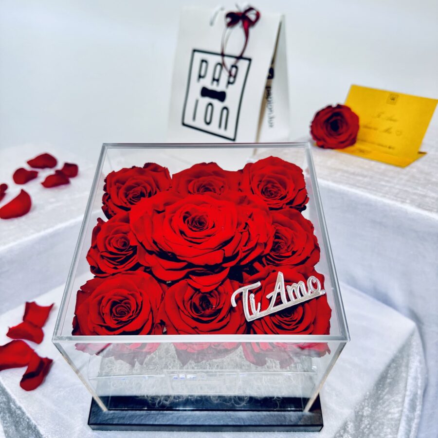 luxury love flowerbox in plexiglass con rose rosse e cuore rosso stabilizzate
