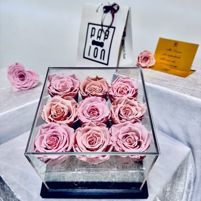 luxury flowerbox in plexiglass con nove rose rosa stabilizzate