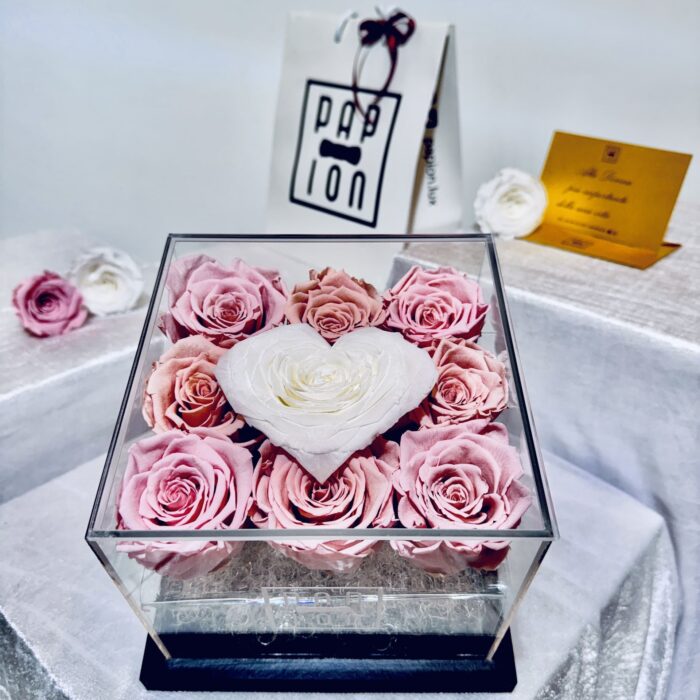 luxury love flowerbox in plexiglass con rose rosa e cuore bianco stabilizzate