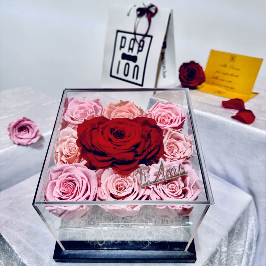 luxury love flowerbox in plexiglass con rose rosa e cuore rosso stabilizzate