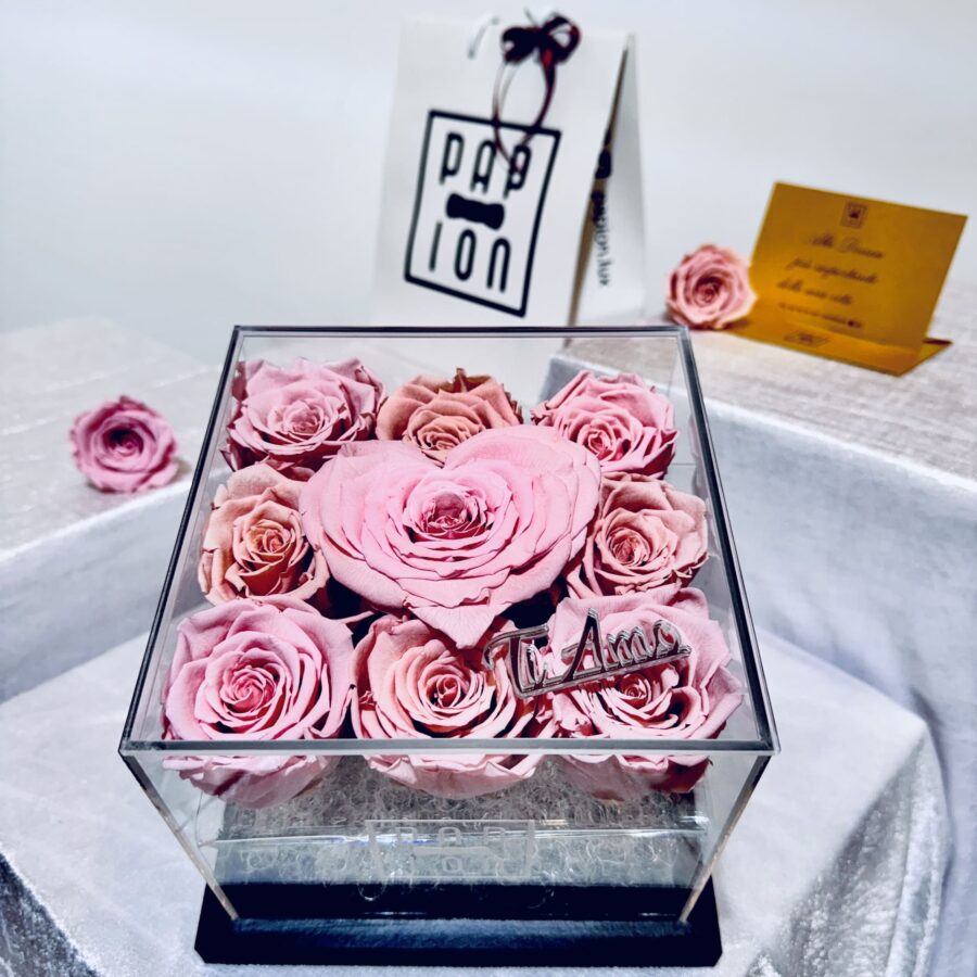 luxury love flowerbox in plexiglass con rose rosa e cuore rosa stabilizzate