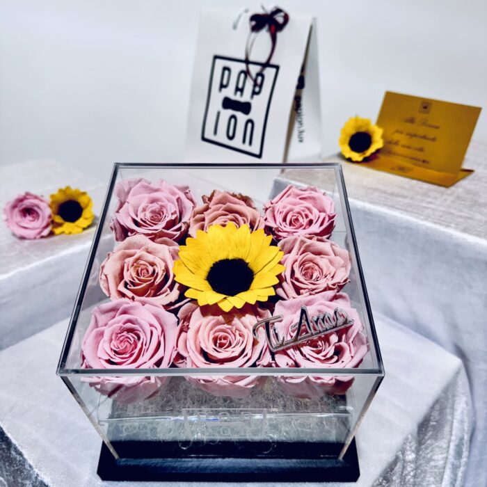 punto luce flowerbox in plexiglass con rose rosa stabilizzate e girasole stabilizzato