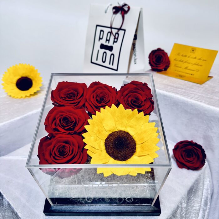 luxury flowerbox in plexiglass con cinque rose rosse stabilizzate e un girasole stabilizzato