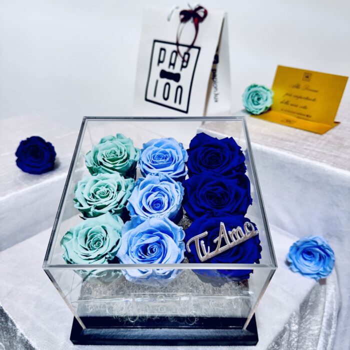 luxury flowerbox in plexiglass con sfumatura blu di nove rose stabilizzate