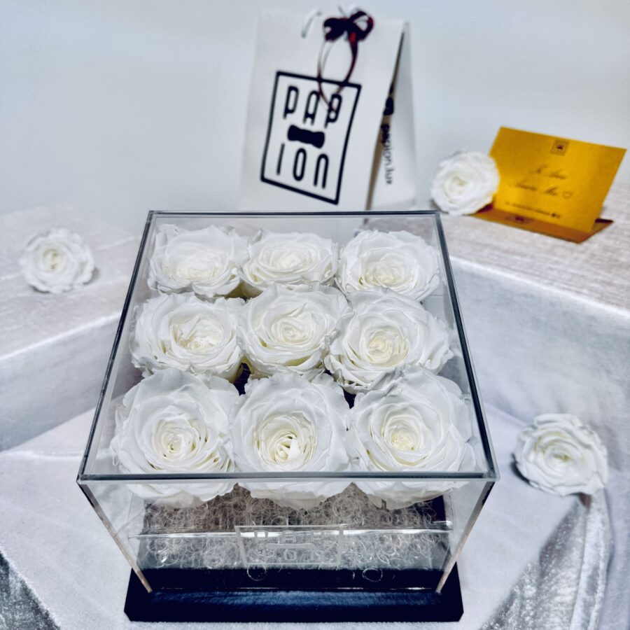 luxury flowerbox in plexiglass con nove rose bianche stabilizzate