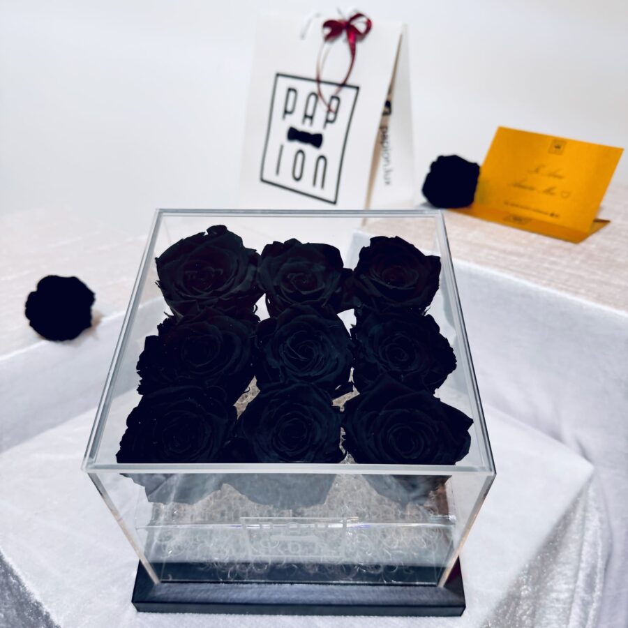 luxury flowerbox in plexiglass con nove rose nere stabilizzate