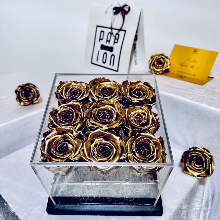 luxury flowerbox in plexiglass con nove rose oro stabilizzate