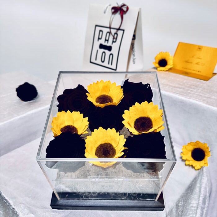 luxury flowerbox in plexiglass con cinque rose nere stabilizzate e quattro girasoli stabilizzati