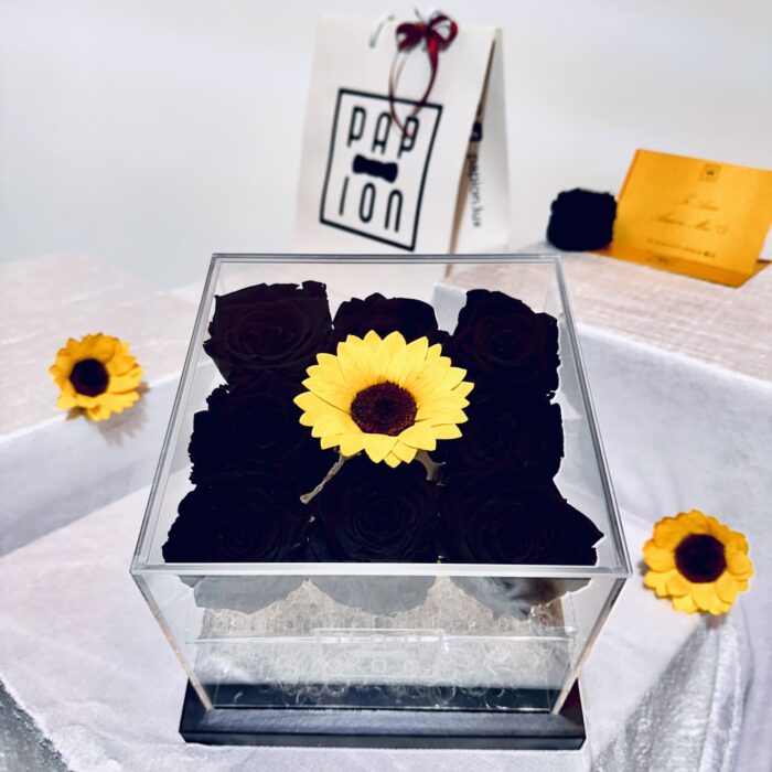 punto luce flowerbox in plexiglass con rose nere stabilizzate e girasole stabilizzato