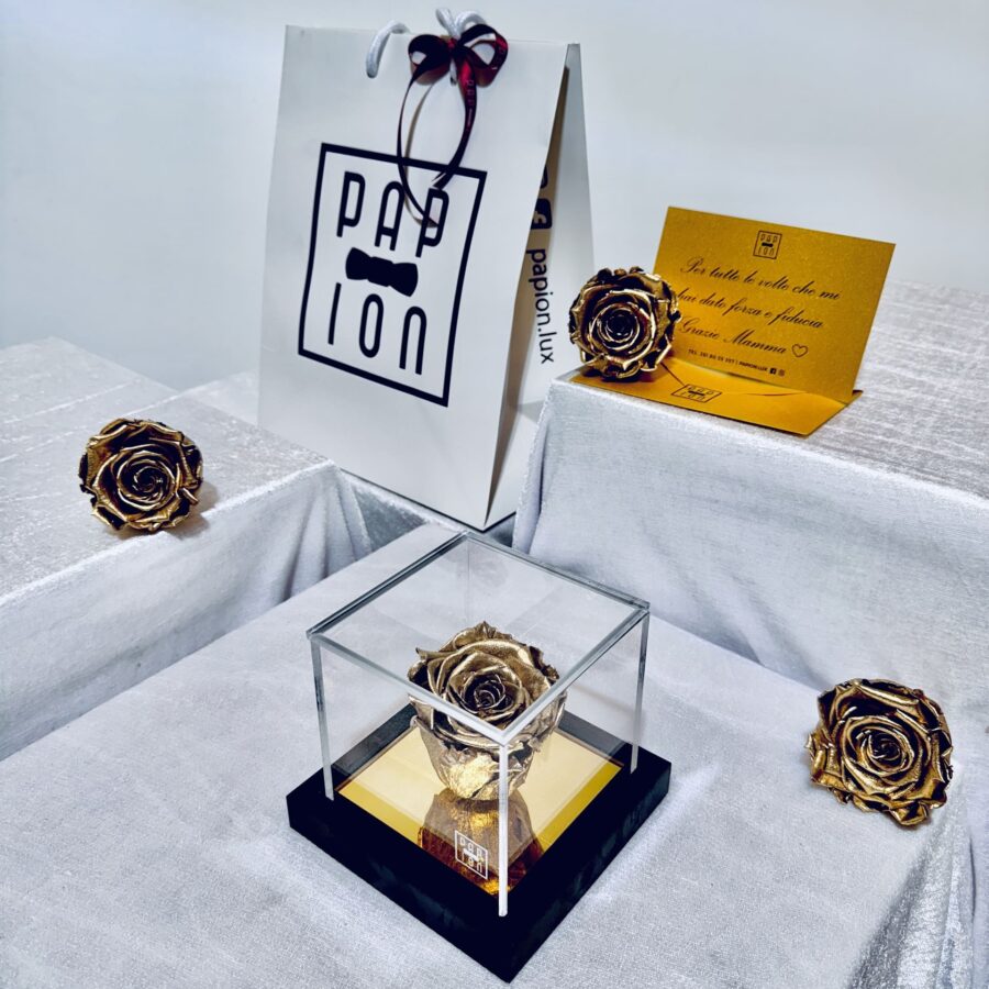 prestige flowerbox in plexiglass con una rosa oro stabilizzata