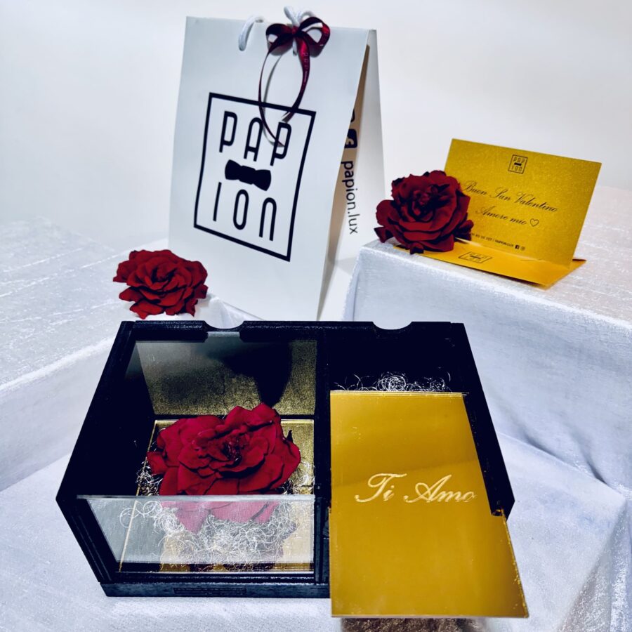 portagioie flowerbox in legno e plexiglass con gardenia rossa stabilizzata