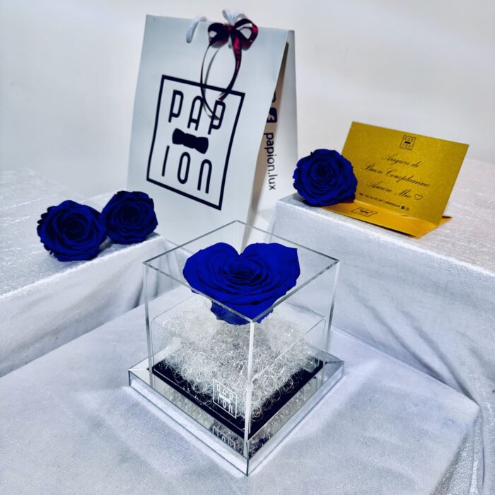 love flowerbox in plexiglass con una rosa blu a forma di cuore gigante stabilizzata